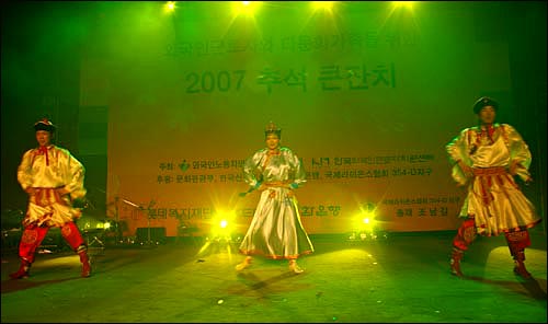 대상을 수상한 몽골팀. 몽골A, B 두 팀은 칭기스칸을 상징하는 박진감 넘치는 춤과 몽골인의 생활을 보여주는 전통춤을 추었다.