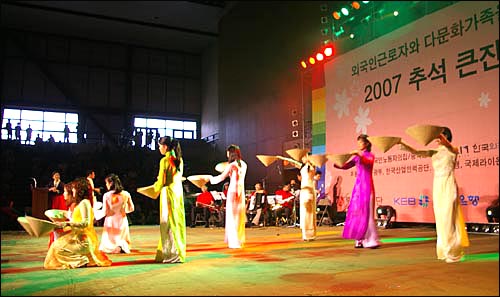 전통모자 논라를 가지고 노는 전통춤을 추고 있는 '아이자이베트남' 팀.