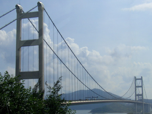 주 전장이 1,377m, 총 길이 2.2km인 세계 최장의 철로-도로 혼용 현수교.