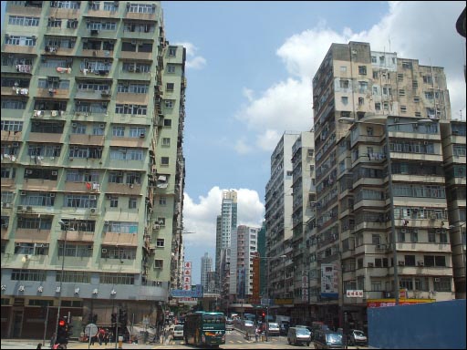 홍콩은 가까이 보이는 허름한 건물과 멀리 보이는 새 건물이 함께 하는 사진의 모습처럼, 도시 전역에 낡은 건물과 새 건물이 공존한다.