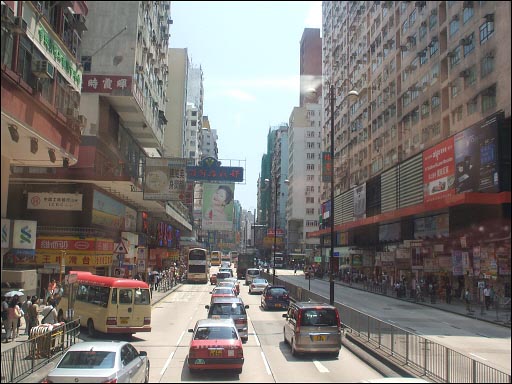 홍콩의 거리는 지금 보는 네이던 로드처럼 도로 위로도 간판이 즐비하여, 한국과 다른 모습을 보여 주고 있다.