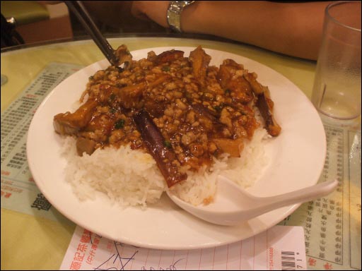 HK23$(약 한화 2,900원 정도)의 식사. 홍콩에서 대중적인 분위기의 식당은, 음식값이 대부분 HK25$ 전후의 가격대를 보였다.