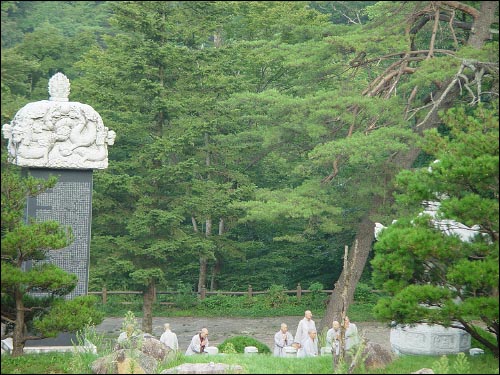  자운스님 부도탑에 참배하는 여승들