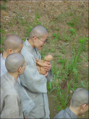  아기를 안고 얼르는 여승의 모습