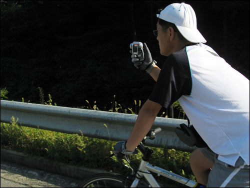 자전거를 탄 채 동영상 취재를 하는 김병기 기자.