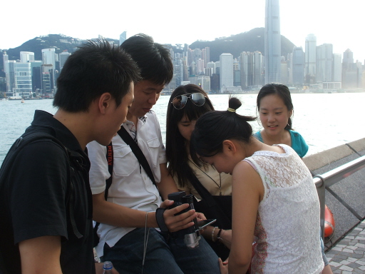 이번 홍콩 여행에 있어 우리 여섯 명은, 왕복항공권, 호텔숙박권 등을 제공받은 대신, 홍콩을 배경으로 한 동영상 촬영 미션을 부여받았다. 1박 3일의 여행 중 첫 날에 홀가분하게 배경 동영상 촬영을 마치고 확인하고 있는 중.