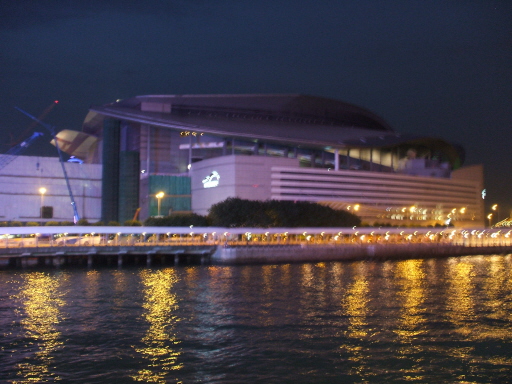 홍콩컨벤션센터는 25만㎡에 달하는 대규모의 컨벤션센터로, 1997년 6월 30일 밤부터 1997년 7월 1일 새벽까지 홍콩이 중국으로 반환되는 역사적 의식을 치룬 곳이다.
