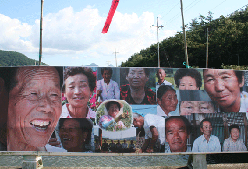 마을 입구에 내 걸린 마을 주민들의 얼굴사진.