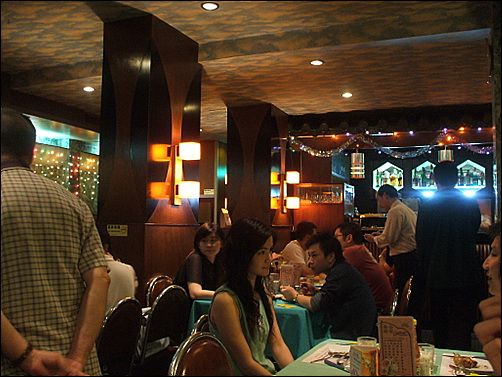 토요일 오후이기도 했지만 영화촬영지 명성이 큰 골드핀치 레스토랑은 홍콩 현지민들은 물론 관광객까지 매우 많은 사람들로 북적였다.