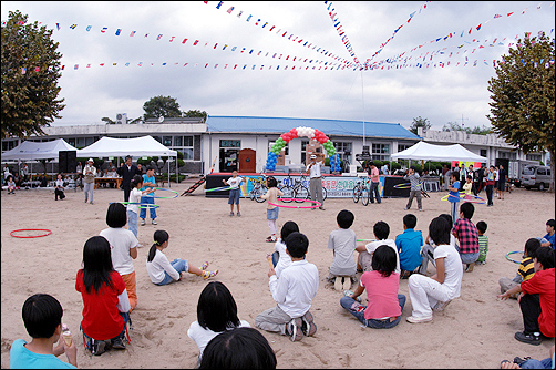  추석 다음날인 26일, 칠성초등학교 외사분교에서는 총동문체육대회가 열렸습니다. 초등학생 훌라후프 돌리기 시합에서 외사분교 1학년 재학생이 일등을 하였습니다.