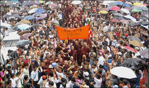 버마의 반정부시위대가 가두행진을 벌이고 있다. 사진은 지난 24일, 미얀마 양곤에서 군사정부에 반대하는 승려들의 거리행진 모습.