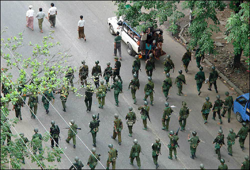 26일 미얀마 양곤에서 무장한 경찰과 군인들이 반정부시위대를 진압하고 있다.