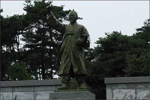 구 기념관 지역에 서 있는 전봉준 동상.  1987년 김경승이란 사람이 제작했다. 