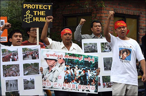 승려와 학생들의 평화시위를 유혈진압한 미얀마 군부를 규탄하는 집회가 27일 낮 서울 한남동 주한 미얀마 대사관 에서 버마민족민주동맹(NLD) 한국지부와 국내 인권단체 회원들이 참석한 가운데 열렸다.