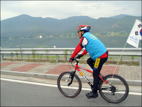 자전거 탐방 마지막날 한강변을 달리는 이재오 의원.