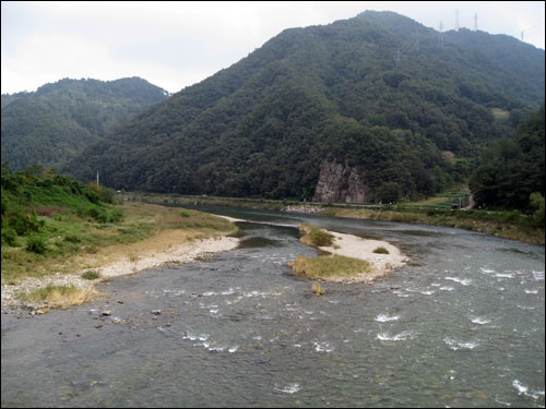 이명박 후보의 경부운하 공약에 따르면 맑고 수심이 얕은 이런 달천에도 배를 띄워야 한다. 