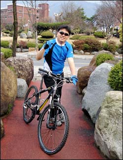 장애아와 장애아 가정에 희망을 주기위한 2006년 대구~서울 자전거 횡단을 완주한 석진우(40) 목사. 4급 시각장애를 가진 그는 2008년 1월 미국 'Trans America Trail' 횡단에 도전한다.