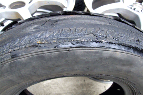 오래 된 타이어를 장착하여 주행 중 파열된 바퀴