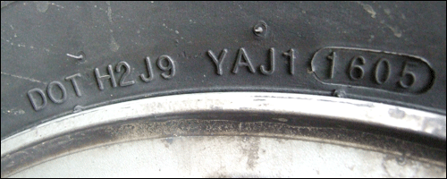 타이어를 보면 'DOT H2J9 YAJ1 (1605)'라고 표시된 부분이 있는데, '1605'라는 숫자는 뒤의 두 자 즉 05는 년도를 나타내 2005년이 되고, 앞의 두 자 16은 16주에 생산되었다는  표시랍니다. 이 타이어는 파열된 타이어가 아닙니다.
