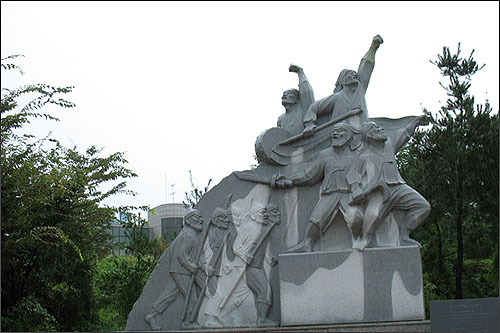 광장 우측에 자리한 '동학농민군 출진상'.