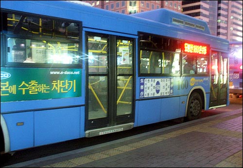 현재 서울특별시에는 400여대의 저상버스가 운행중이며, 전국적으로는 800여대의 저상버스가 운행되고 있다.  저상버스는 2억원 정도의 많은 구입비용이 드는데, 이 때문에 도입단계부터 어려움을 겪어 왔다. 