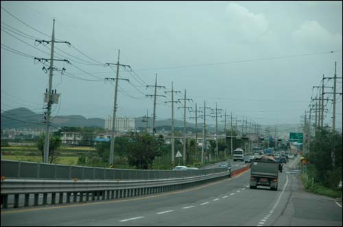 공업단지와 신항만 등 개발계획이 세워져 있는 영일만에서 흥해읍까지는 자가용으로 10여분 거리로, 국도 7호선을 따라 주거지역이 형성되어 있다.