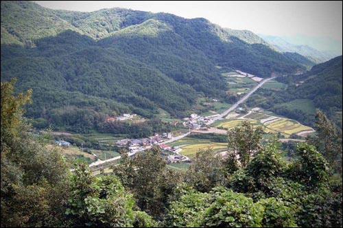 가파른 언덕길을 용을 써서 올라가 보니, 우와! 산 아래로 아까 봤던 낙전리 마을이 그림처럼 펼쳐있어요. 작은 마을이 이 선암산 풍경을 제대로 살려주더군요.