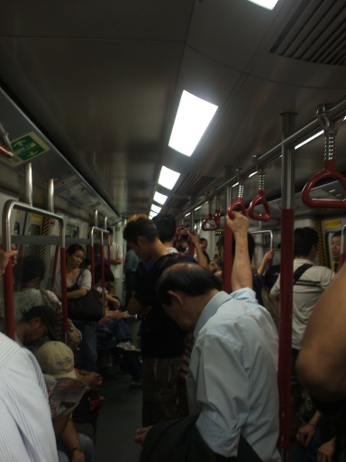 자정 무렵의 홍콩의 지하철(MTR) 모습. 토요일 밤이라는 점을 감안한다 하더라도 한국의 러시아워 직후를 보는 것 마냥 사람이 많았다.