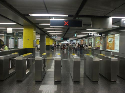 홍콩의 지하철 MTR 입구.