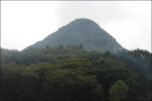 마니산 정상에서 북서쪽으로 뾰족하게 우뚝 솟은 산이다.