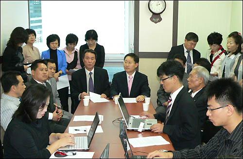 김두관 전 장관을 지지했던 조직이 30일 오후 기자회견을 통해 이해찬 후보 지지를 선언하고 있다.
