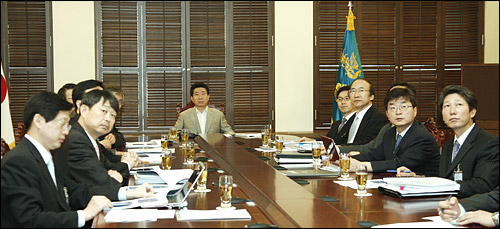  노무현 대통령이 28일 청와대 여민관 집무실에서 보좌진들과 함께 남북정상회담과 관련한 보고서를 검토하고 있다.
