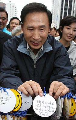 이명박 한나라당 대선후보는 30일 오후 '2007 청계천 축제'가 열리는 청계광장을 방문해서 '온 국민의 사랑받는 청계천이 되길 바랍니다'를 적은 종이를 매달았다.