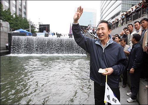 30일 오후 '2007 청계천 축제'가 열리는 청계천을 방문한 이명박 한나라당 대선후보가 시민들을 향해 손을 흔들고 있다.