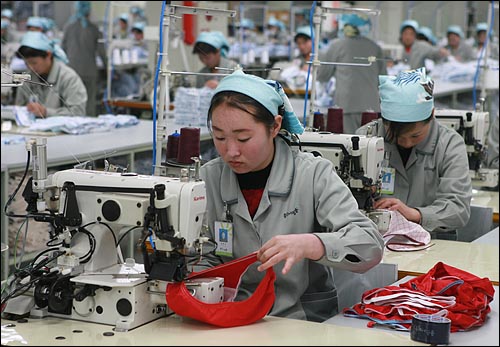 개성공단의 한 공장에서 북한 노동자들이 여성 속옷을 만들고 있다.(자료사진)