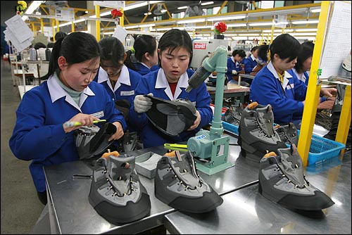 개성공단의 한 공장에서 북한 노동자들이 신발을 만들고 있는 모습.