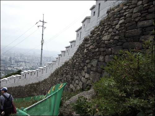  성 바깥쪽에서 바라본 복원된 성곽