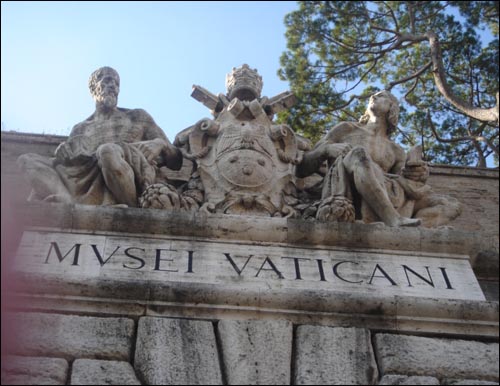 바티칸 미술관의 입구. 왼쪽이 미켈란젤로, 오른쪽이 라파엘로의 조각상이다. 