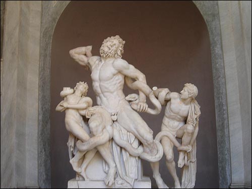 트로이의 라오콘 상. 라오콘이 포세이돈의 저주를 받아 뱀에 물려 죽는 모습을 너무나 인상적으로 표현하였다. 