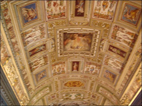 바티칸 미술관의 통로. 천장에도 이렇게 그림이 수없이 많다. 