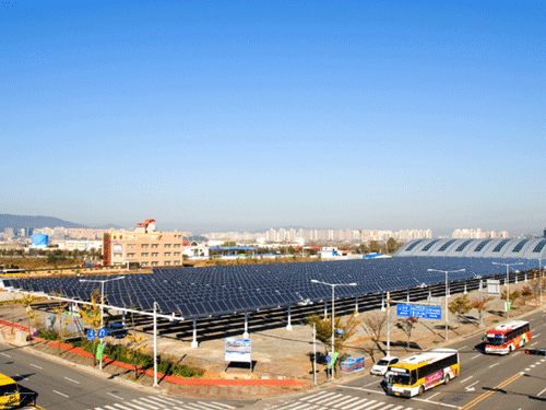 태양광이 설치된 김대중컨벤션센터 주차장.