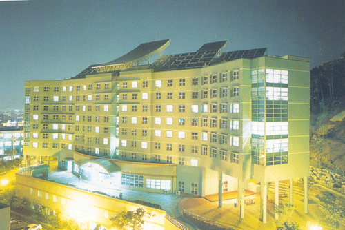 태양광이 설치된 조선대 기숙사(야경).