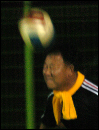 참석자 중 최고령인 박기환(52)씨가 눈을 질끈 잠고 머리로 공을 걷어 올리고 있다.