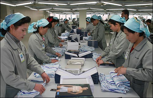 지난해 3월 4일 개성공단의 한 공장에서 북한 노동자들이 남성 속옷을 포장하고 있다.