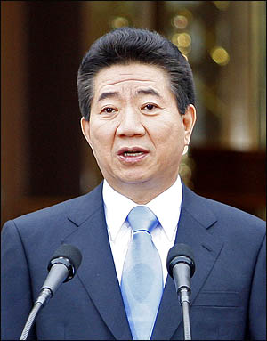 2일 오전 노무현 대통령이 2007 남북정상회담 장소인 평양으로  출발하기 전 청와대에서 대국민 메시지를 발표하고 있다. 