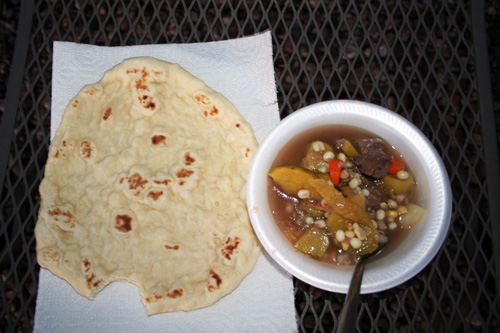 나바호 인디언들의 주식. 토틸라(Tortilla)와 감자, 당근, 소고기, 옥수수 등이 들어간 비프수프
