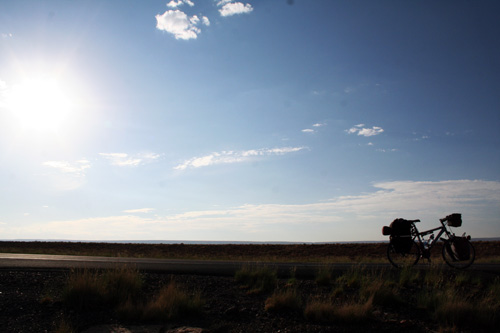 작열하는 태양을 온 몸으로 받고 있는 나의 애마 로페카(Ropeca). 애리조나 사막.