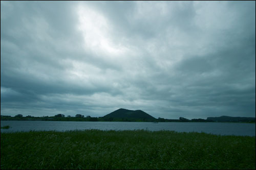 하도철새도래지에서 바라본 지미봉 하도철새지에서 바라보는 지미봉은 또 하나의 섬같다.