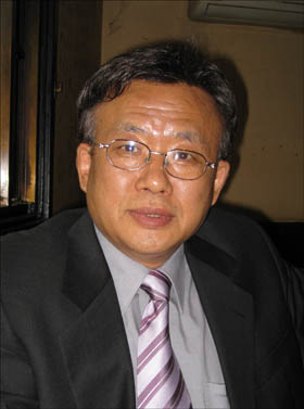 김병윤 대표는 "삼성을 움직이고 있는 건 이건희 회장이 아니라 이학수 사단"이라며 삼성내 가신권력의 문제점을 지적했다.