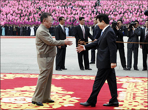 노무현 대통령과 김정일 국방위원장이 2일 낮 평양시 4.25 문화회관 광장에서 열린 공식환영식에서 처음으로 만나 악수를 건네고 있다.